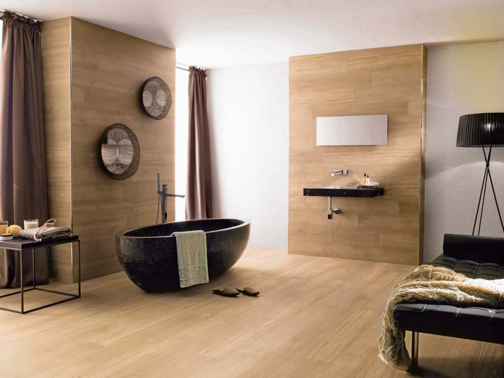 Salle de bain moderne avec des pans de murs en parquet clair