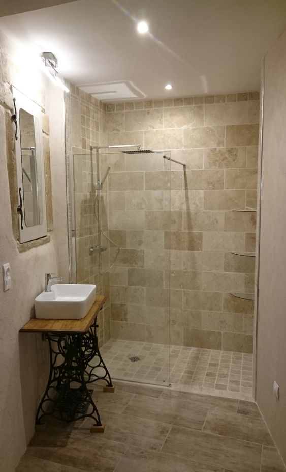 salle de bain avec carrelage imitation parquet au sol