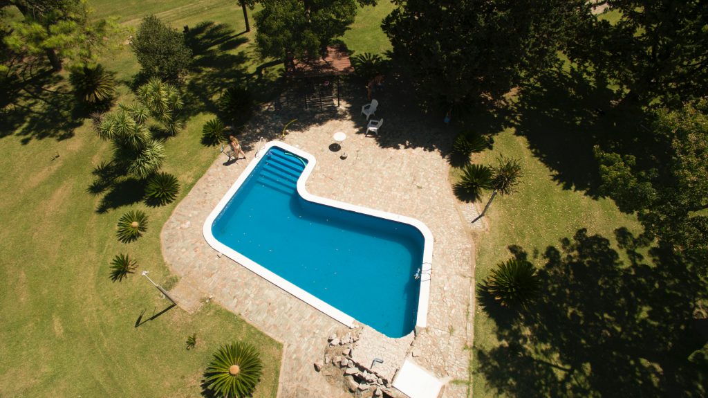 Une piscine creusée vue du ciel