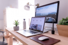 Bureau en bois dans un salon