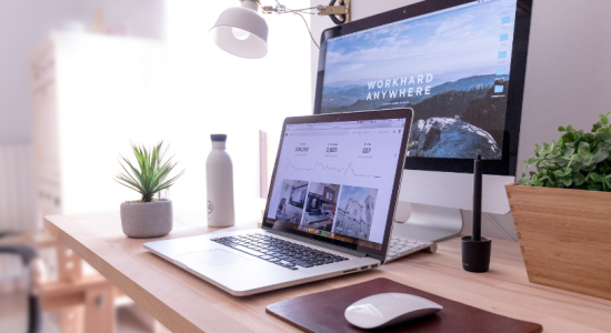 Bureau en bois dans un salon